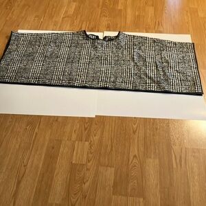 Women’s Romeo & Juliet Couture Black & White Plaid Cropped Cape Sz M EUC